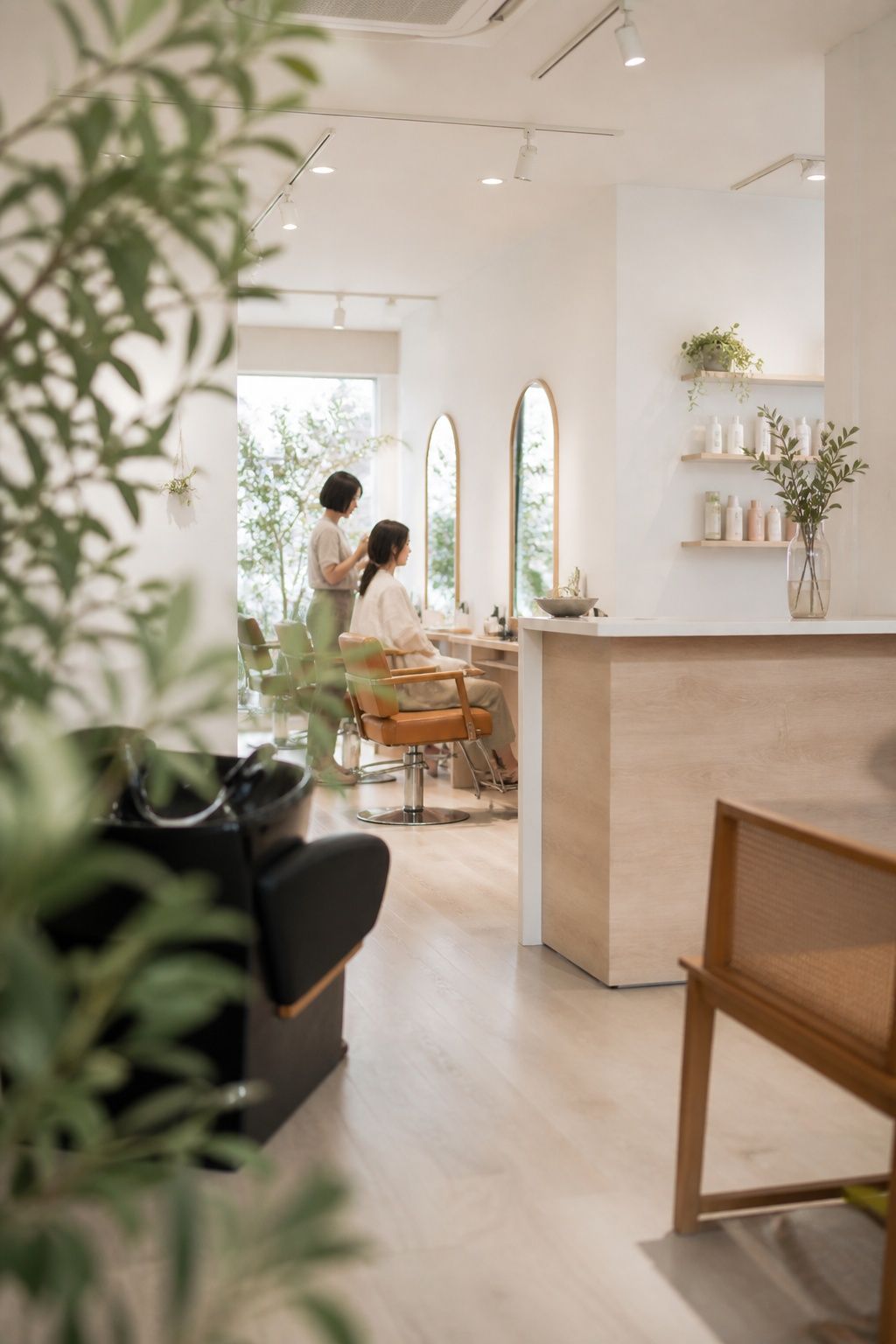 観葉植物ごしに見た、白を基調とした明るい店内