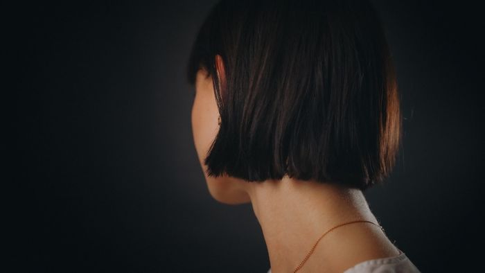 襟足で切りそろえたボブの後ろ姿